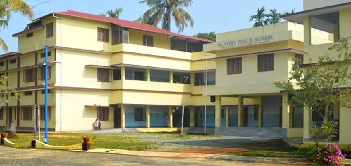 പള്ളുരുത്തി സെന്റ് റീത്താസ് സ്കൂളിലെ ഹിജാബ് വിവാദം; ഹൈക്കോടതി തീര്പ്പുകല്പ്പിക്കും വരെ കുട്ടി ടിസി വാങ്ങില്ലെന്ന് അഭിഭാഷകന് പള്ളുരുത്തി സെന്റ് റീത്താസ് സ്കൂളിലെ ഹിജാബ് വിവാദം; ഹൈക്കോടതി തീര്പ്പുകല്പ്പിക്കും വരെ കുട്ടി ടിസി വാങ്ങില്ലെന്ന് അഭിഭാഷകന്