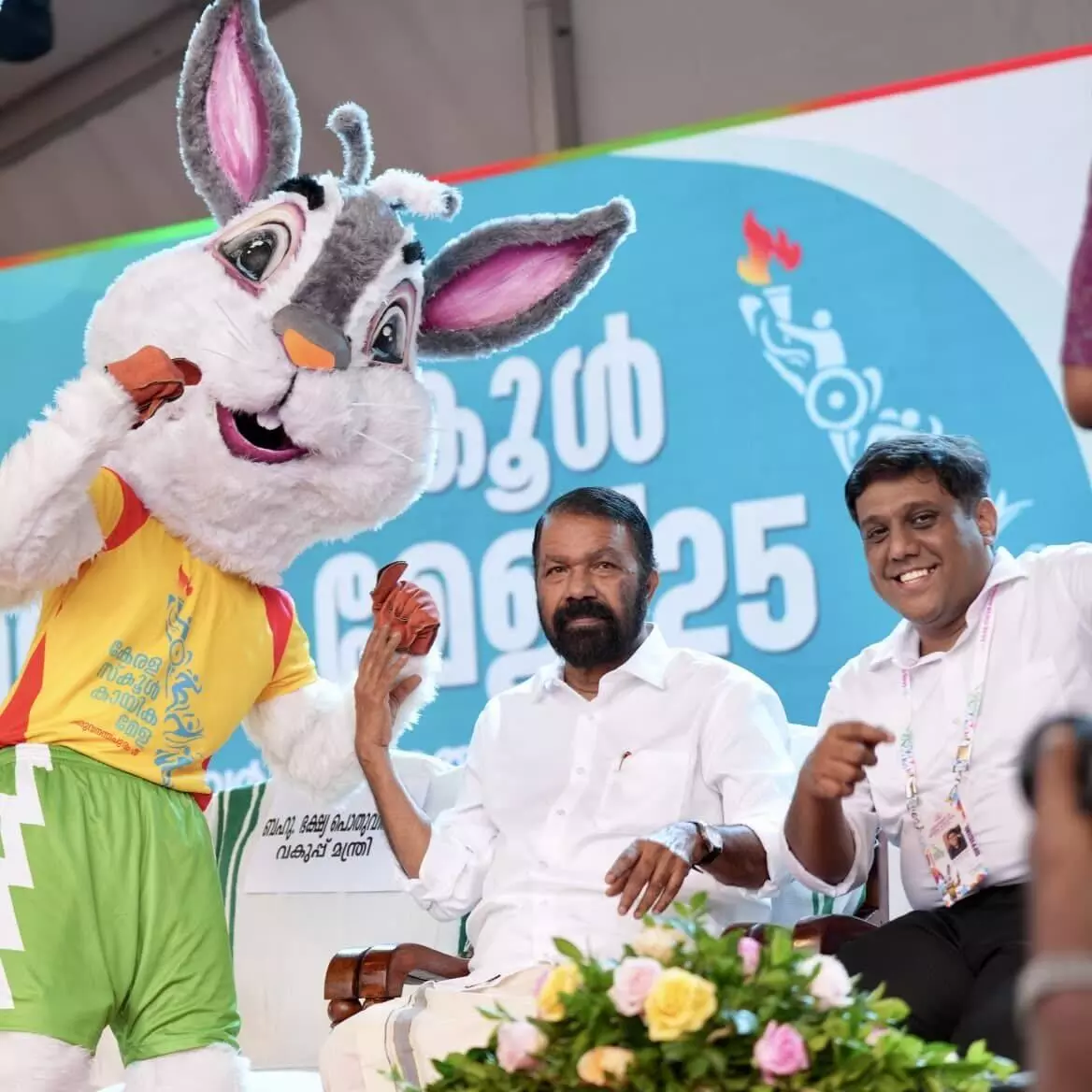 സ്കൂള് കായികമേളയ്ക്ക് തിരിതെളിഞ്ഞു സ്കൂള് കായികമേളയ്ക്ക് തിരിതെളിഞ്ഞു