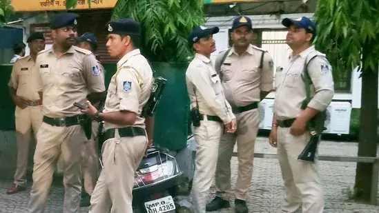 മധ്യപ്രദേശില് ദളിത് യുവാവിനെ മര്ദ്ദിച്ച് മൂത്രം കുടിപ്പിച്ച സംഭവത്തില് മൂന്നുപേര് അറസ്റ്റില് മധ്യപ്രദേശില് ദളിത് യുവാവിനെ മര്ദ്ദിച്ച് മൂത്രം കുടിപ്പിച്ച സംഭവത്തില് മൂന്നുപേര് അറസ്റ്റില്