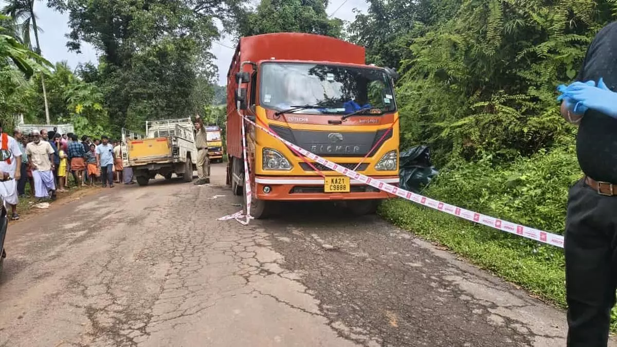 കര്ണാടകയില് മലയാളി ലോറി ഡ്രൈവര്ക്ക് നേരെ പോലിസ് വെടിവെപ്പ് കര്ണാടകയില് മലയാളി ലോറി ഡ്രൈവര്ക്ക് നേരെ പോലിസ് വെടിവെപ്പ്