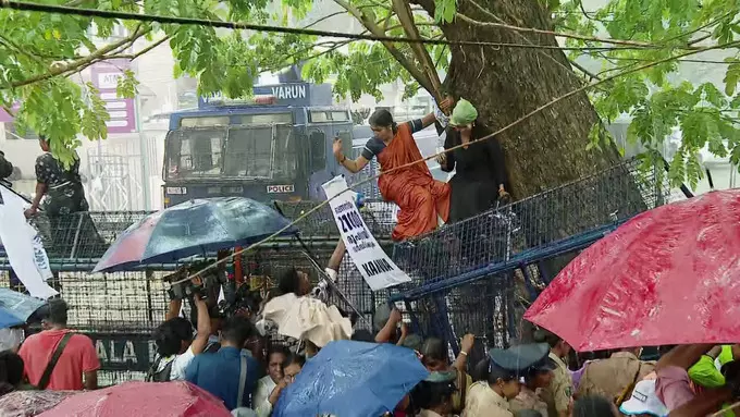 ആശാവര്‍ക്കര്‍മാരുടെ ക്ലിഫ് ഹൗസ് മാര്‍ച്ച്; അറസ്റ്റു ചെയ്ത 19 പേരെ വിട്ടയച്ചു