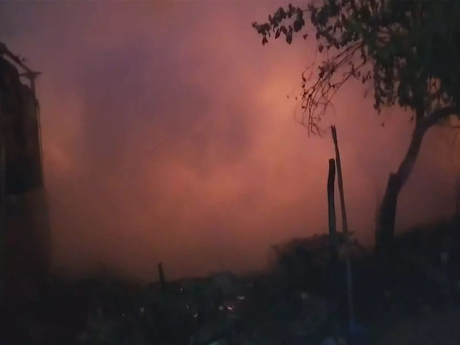 ഡല്ഹിയിലെ റാണി ഗാര്ഡന് ചേരിയില് തീപിടുത്തം ഡല്ഹിയിലെ റാണി ഗാര്ഡന് ചേരിയില് തീപിടുത്തം