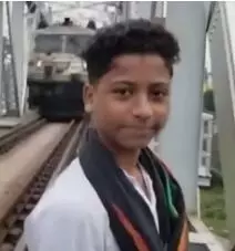 റെയില്‍വേ ട്രാക്കില്‍ റീല്‍ ചിത്രീകരിക്കുകയായിരുന്ന 15കാരന്‍ ട്രെയിന്‍ തട്ടി മരിച്ചു (വിഡിയോ)