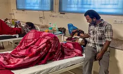 ഭോപ്പാലില് ദീപാവലി ആഘോഷത്തിനിടെ കാല്സ്യം കാര്ബൈഡ് തോക്ക് പൊട്ടിത്തെറിച്ച് 60 പേര്ക്ക് പരിക്ക്; നിരവധി കുട്ടികളുടെ കാഴ്ച നഷ്ടപ്പെട്ടു ഭോപ്പാലില് ദീപാവലി ആഘോഷത്തിനിടെ കാല്സ്യം കാര്ബൈഡ് തോക്ക് പൊട്ടിത്തെറിച്ച് 60 പേര്ക്ക് പരിക്ക്; നിരവധി കുട്ടികളുടെ കാഴ്ച നഷ്ടപ്പെട്ടു