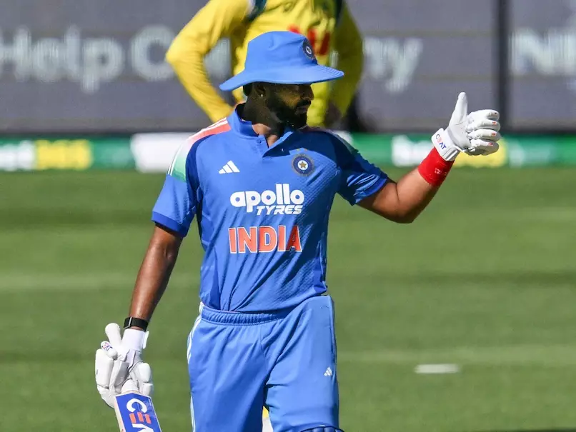 കോഹ് ലിക്ക് നിരാശ തന്നെ; അടിച്ചുകേറി ഹിറ്റ്മാനും അയ്യരും; ഓസിസിനെതിരേ ഇന്ത്യ ഭേദപ്പെട്ട നിലയില് കോഹ് ലിക്ക് നിരാശ തന്നെ; അടിച്ചുകേറി ഹിറ്റ്മാനും അയ്യരും; ഓസിസിനെതിരേ ഇന്ത്യ ഭേദപ്പെട്ട നിലയില്