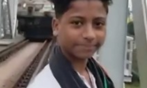 റെയില്‍വേ ട്രാക്കില്‍ റീല്‍ ചിത്രീകരിക്കുകയായിരുന്ന 15കാരന്‍ ട്രെയിന്‍ തട്ടി മരിച്ചു (വിഡിയോ)