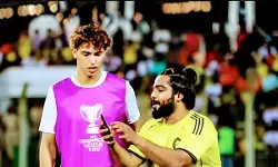 പോര്ച്ചുഗലിന്റെ ജാവോ ഫെലിക്സിനെ കെട്ടിപ്പിടിച്ചു; സെല്ഫിയും എടുത്തു; മലയാളി ഫുട്ബോള് ആരാധകനെ ഗോവയില് ഒരു ദിവസം ജയിലിലിട്ടു പോര്ച്ചുഗലിന്റെ ജാവോ ഫെലിക്സിനെ കെട്ടിപ്പിടിച്ചു; സെല്ഫിയും എടുത്തു; മലയാളി ഫുട്ബോള് ആരാധകനെ ഗോവയില് ഒരു ദിവസം ജയിലിലിട്ടു