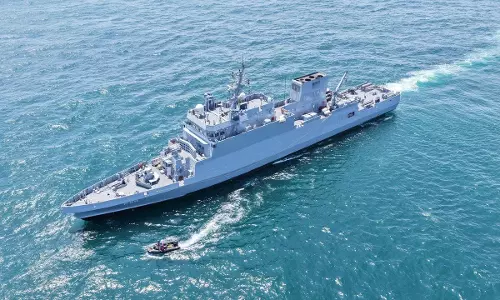 കൊച്ചിയില് നിര്മ്മിച്ച ഐഎന്എസ് മാഹി നാവികസേനക്ക് കൈമാറി കൊച്ചിയില് നിര്മ്മിച്ച ഐഎന്എസ് മാഹി നാവികസേനക്ക് കൈമാറി