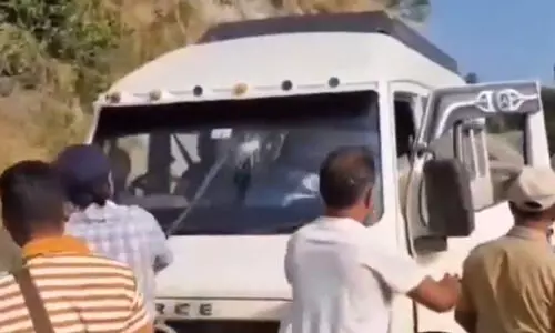 ജമ്മുവില് ക്രിസ്ത്യന് പുരോഹിതര്ക്ക് നേരെ ആക്രമണം (വീഡിയോ) ജമ്മുവില് ക്രിസ്ത്യന് പുരോഹിതര്ക്ക് നേരെ ആക്രമണം (വീഡിയോ)