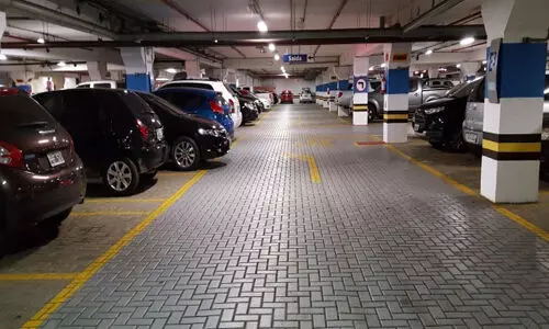 പാര്ക്കിങ് ഫീസ് ലുലുമാളിന് തീരുമാനിക്കാമെന്ന വിധിക്കെതിരായ അപ്പീല് തള്ളി പാര്ക്കിങ് ഫീസ് ലുലുമാളിന് തീരുമാനിക്കാമെന്ന വിധിക്കെതിരായ അപ്പീല് തള്ളി