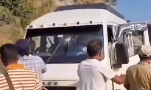 ജമ്മുവില് ക്രിസ്ത്യന് പുരോഹിതര്ക്ക് നേരെ ആക്രമണം (വീഡിയോ) ജമ്മുവില് ക്രിസ്ത്യന് പുരോഹിതര്ക്ക് നേരെ ആക്രമണം (വീഡിയോ)