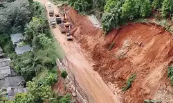 അടിമാലിയില് രാത്രി മണ്ണിടിച്ചില്; കോണ്ക്രീറ്റ് പാളികള്ക്കിടയില് കുടുങ്ങിയ ഒരാള് മരിച്ചു അടിമാലിയില് രാത്രി മണ്ണിടിച്ചില്; കോണ്ക്രീറ്റ് പാളികള്ക്കിടയില് കുടുങ്ങിയ ഒരാള് മരിച്ചു