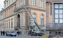 ലൂവ്ര് മ്യൂസിയത്തില് കവര്ച്ച; രണ്ടു പേര് കസ്റ്റഡിയില് ലൂവ്ര് മ്യൂസിയത്തില് കവര്ച്ച; രണ്ടു പേര് കസ്റ്റഡിയില്