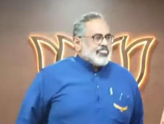 ഭൂമി തട്ടിപ്പ് ആരോപണം; മാധ്യമപ്രവര്‍ത്തകരെ ആംഗ്യം കാണിച്ച് അധിക്ഷേപിച്ച് രാജീവ് ചന്ദ്രശേഖര്‍