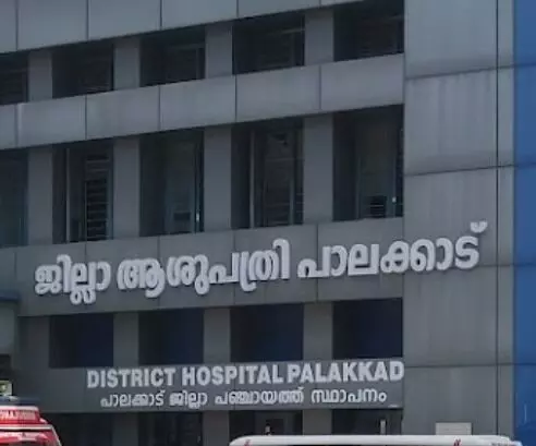 പാലക്കാട് ജില്ലാ ആശുപത്രിയില് പിഴവ്; മൃതദേഹം തിരികെ വാങ്ങി ആശുപത്രി ജീവനക്കാര് പാലക്കാട് ജില്ലാ ആശുപത്രിയില് പിഴവ്; മൃതദേഹം തിരികെ വാങ്ങി ആശുപത്രി ജീവനക്കാര്