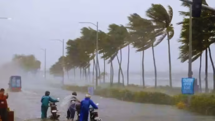 മോന്‍താ ഇന്ന് കര തൊടും; നൂറോളം ട്രെയിനുകളും ആറ് വിമാനങ്ങളും റദ്ദാക്കി, 3000 പേരെ ഒഴിപ്പിച്ചു, അതീവ ജാഗ്രത