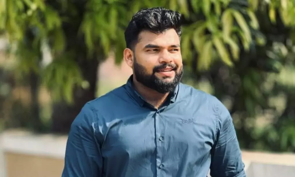 വീട്ടുമുറ്റത്ത് കാറിനു തീപിടിച്ച് പൊള്ളലേറ്റ യുവാവ് മരിച്ചു വീട്ടുമുറ്റത്ത് കാറിനു തീപിടിച്ച് പൊള്ളലേറ്റ യുവാവ് മരിച്ചു