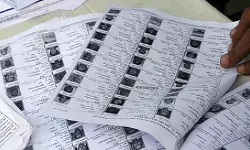 എസ്ഐആര്: ബിഎല്ഒമാര് വീടുകളിലെത്തി തുടങ്ങി, ഫോമില് ഉള്പ്പെടുത്തേണ്ടത് എന്തൊക്കെ വിവരങ്ങള്? എസ്ഐആര്: ബിഎല്ഒമാര് വീടുകളിലെത്തി തുടങ്ങി, ഫോമില് ഉള്പ്പെടുത്തേണ്ടത് എന്തൊക്കെ വിവരങ്ങള്?