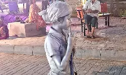 മൈസൂര്‍: വിശക്കുന്ന വയറുകള്‍, കാലിയായ പോക്കറ്റുകള്‍; ഉപജീവനത്തിനായി ഗാന്ധിവേഷം ധരിക്കുന്ന കുട്ടികള്‍