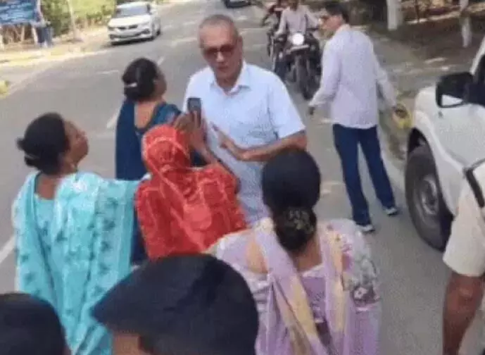 ആര്ത്തവമുണ്ടെന്ന് തെളിയിക്കണം; സ്ത്രീ തൊഴിലാളികളെ അപമാനിച്ച സൂപ്പര്വൈസര്മാര്ക്കെതിരേ കേസ് ആര്ത്തവമുണ്ടെന്ന് തെളിയിക്കണം; സ്ത്രീ തൊഴിലാളികളെ അപമാനിച്ച സൂപ്പര്വൈസര്മാര്ക്കെതിരേ കേസ്