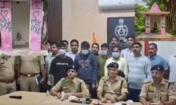 അലീഗഡില് ക്ഷേത്രത്തിന്റെ ചുവരില് ഐ ലവ് മുഹമ്മദ് എഴുതിയ ഹിന്ദുത്വര് അറസ്റ്റില് അലീഗഡില് ക്ഷേത്രത്തിന്റെ ചുവരില് ഐ ലവ് മുഹമ്മദ് എഴുതിയ ഹിന്ദുത്വര് അറസ്റ്റില്