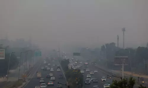 ഡല്‍ഹിയില്‍ വായുനിലവാരം മോശം അവസ്ഥയില്‍ തുടരുന്നു; എന്‍95 മാസ്‌കുകള്‍ ധരിക്കണമെന്ന് വിദഗ്ധര്‍