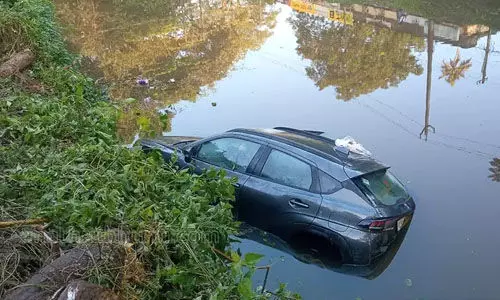 കനാലിലേക്ക് കാര് മറിഞ്ഞ് ഒരാള് മരിച്ചു കനാലിലേക്ക് കാര് മറിഞ്ഞ് ഒരാള് മരിച്ചു