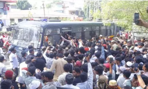 വഖ്ഫ് നിയമത്തിനെതിരായ പ്രതിഷേധം; മഹാരാഷ്ട്രയില് 2,000 പേര് അറസ്റ്റ് വരിച്ചു വഖ്ഫ് നിയമത്തിനെതിരായ പ്രതിഷേധം; മഹാരാഷ്ട്രയില് 2,000 പേര് അറസ്റ്റ് വരിച്ചു
