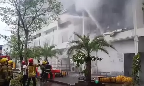 നവി മുംബൈയിലെ സ്വിഗ്ഗി ഇന്‍സ്റ്റാമാര്‍ട്ട് സ്റ്റോറില്‍ തീപിടിത്തം