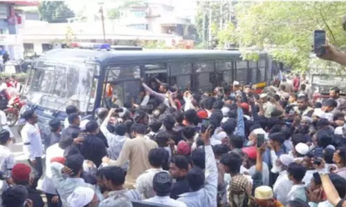വഖ്ഫ് നിയമത്തിനെതിരായ പ്രതിഷേധം; മഹാരാഷ്ട്രയില്‍ 2,000 പേര്‍ അറസ്റ്റ് വരിച്ചു