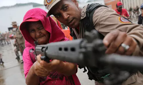 തൊഴിലാളികള്‍ക്കും മിലിഷ്യകള്‍ക്കും റൈഫിളുകള്‍ വിതരണം ചെയ്ത് വെനുസ്വേല