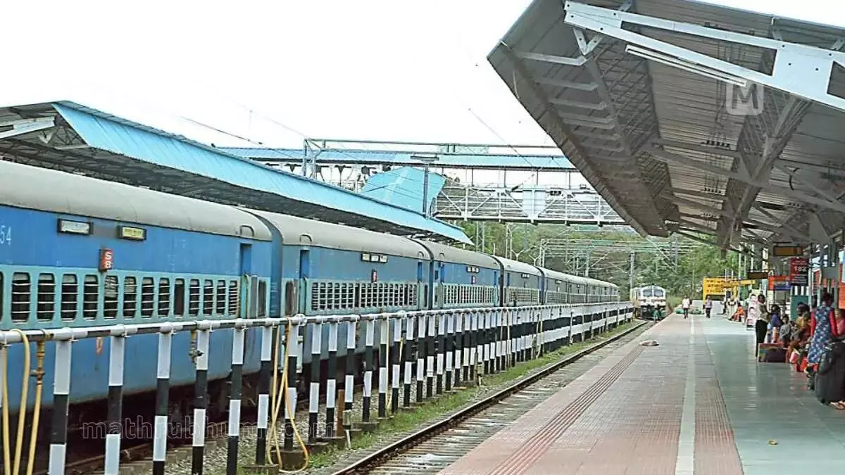 വര്ക്കലയില് ട്രെയിനില് നിന്ന് യുവതിയെ ട്രാക്കിലേക്ക് തള്ളിയിട്ടു; അക്രമി കസ്റ്റഡിയില്, യുവതി അതീവ ഗുരുതരാവസ്ഥയില് വര്ക്കലയില് ട്രെയിനില് നിന്ന് യുവതിയെ ട്രാക്കിലേക്ക് തള്ളിയിട്ടു; അക്രമി കസ്റ്റഡിയില്, യുവതി അതീവ ഗുരുതരാവസ്ഥയില്