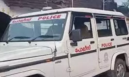 നിലമ്പൂര്‍ ഡിഎഫ്ഒ ഓഫീസിന് മുന്നില്‍ ആത്മഹത്യാ ഭീഷണി; വനാവകാശ ഭൂമി കൈമാറ്റത്തില്‍ അനാസ്ഥ ആരോപണം