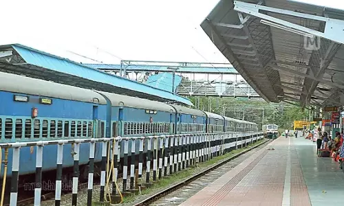 വര്‍ക്കലയില്‍ ട്രെയിനില്‍ നിന്ന് യുവതിയെ ട്രാക്കിലേക്ക് തള്ളിയിട്ടു; അക്രമി കസ്റ്റഡിയില്‍, യുവതി അതീവ ഗുരുതരാവസ്ഥയില്‍