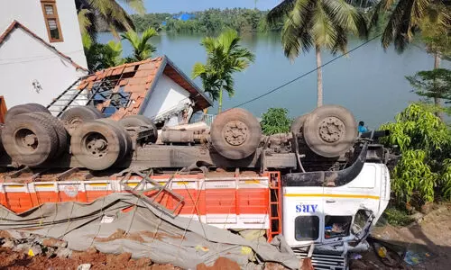 സിമന്റ് ലോറി വീടിന് മുകളിലേക്ക് മറിഞ്ഞു