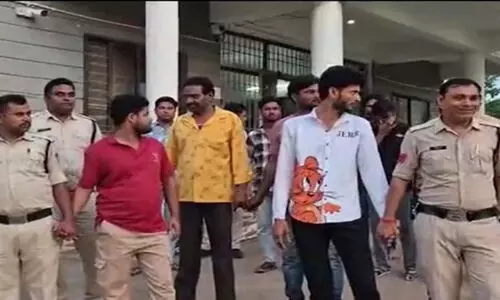 മധ്യപ്രദേശില് ചന്തയിലെ അറവുകാര്ക്ക് നേരെ ഹിന്ദുത്വ ആക്രമണം; തിരിച്ചടിച്ച് അറവുകാര്, ഹിന്ദുത്വരെ രക്ഷിച്ച് പോലിസ് മധ്യപ്രദേശില് ചന്തയിലെ അറവുകാര്ക്ക് നേരെ ഹിന്ദുത്വ ആക്രമണം; തിരിച്ചടിച്ച് അറവുകാര്, ഹിന്ദുത്വരെ രക്ഷിച്ച് പോലിസ്