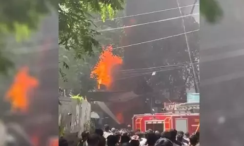 പാലക്കാട് ഓങ്ങല്ലൂരില്‍ ആക്രിക്കടക്ക് തീപിടിച്ചു