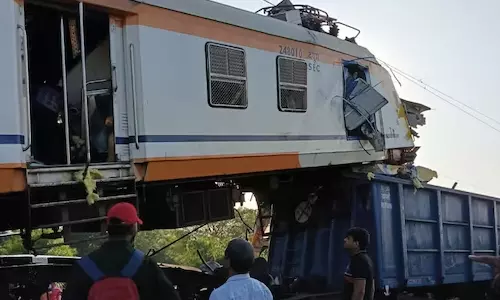 ബിലാസ്പുരില് മെമു ചരക്കു ട്രെയിനിലേക്ക് ഇടിച്ചു കയറി; 6 മരണം ബിലാസ്പുരില് മെമു ചരക്കു ട്രെയിനിലേക്ക് ഇടിച്ചു കയറി; 6 മരണം