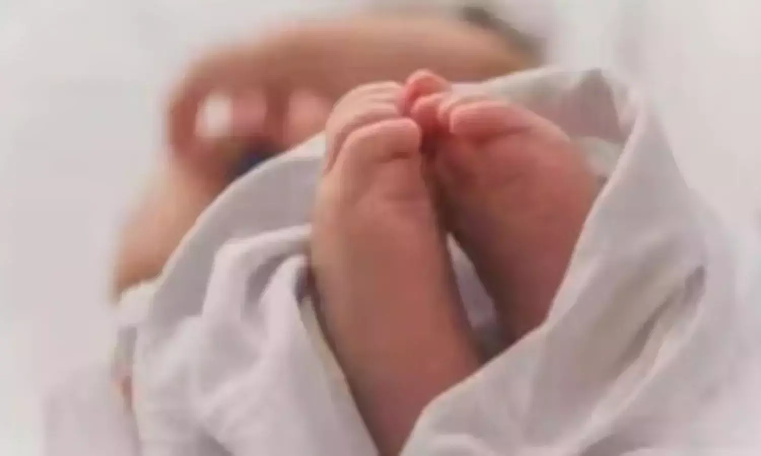 അങ്കമാലിയില്‍ കൈക്കുഞ്ഞ് കഴുത്തിന് മുറിവേറ്റ് മരിച്ചനിലയില്‍; കൊലപാതകമെന്ന് സംശയം