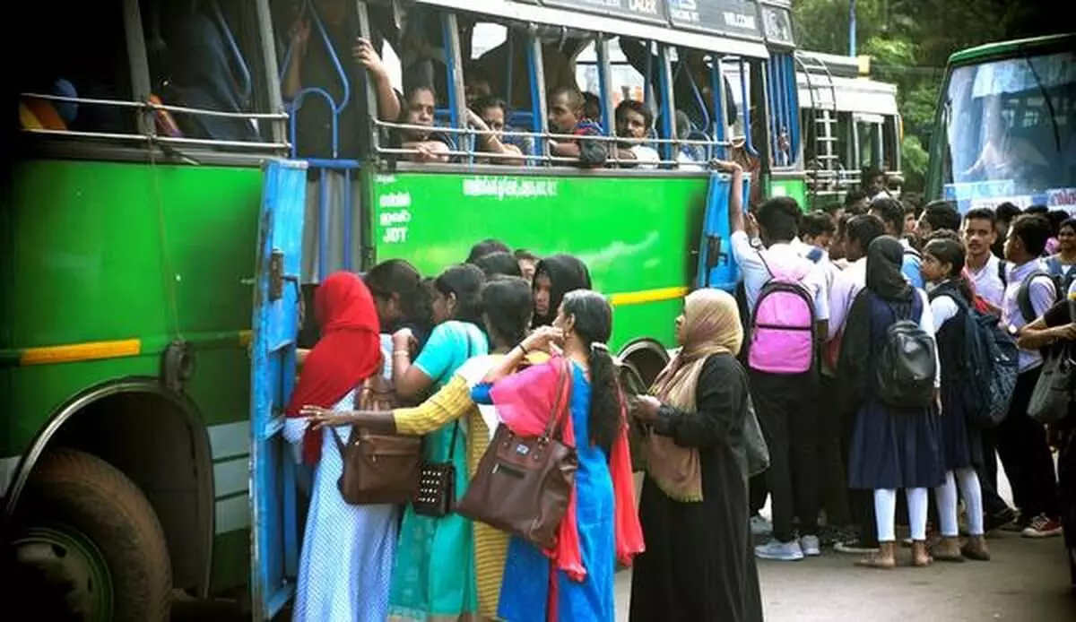 വിദ്യാര്ഥി കണ്സെഷന് ഓണ്ലൈനിലേക്ക്; സ്വകാര്യ ബസുകളിലും ഡിജിറ്റല് സംവിധാനം നടപ്പാക്കാന് സര്ക്കാര് വിദ്യാര്ഥി കണ്സെഷന് ഓണ്ലൈനിലേക്ക്; സ്വകാര്യ ബസുകളിലും ഡിജിറ്റല് സംവിധാനം നടപ്പാക്കാന് സര്ക്കാര്