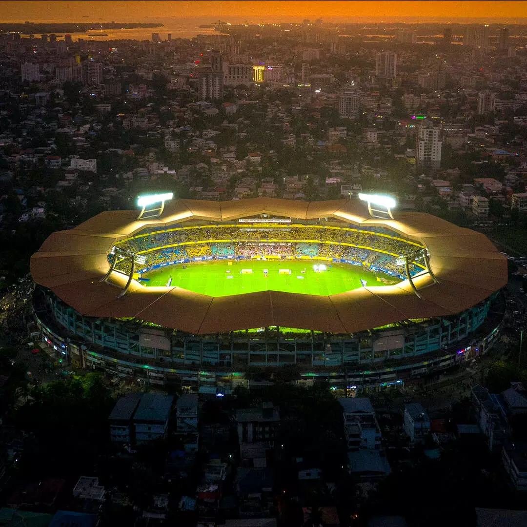 കലൂര്‍ ജവഹര്‍ലാല്‍ നെഹ്‌റു സ്റ്റേഡിയം നവീകരണം: ടെന്‍ഡര്‍ ഇല്ലാതെ കൈമാറ്റം; ഹൈകോടതിയില്‍ പൊതുതാല്‍പര്യ ഹരജി