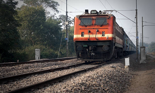 ശക്തമായ കാറ്റിനെ തുടര്‍ന്ന് രാമേശ്വരം റൂട്ടില്‍ ട്രെയിന്‍ സര്‍വീസുകള്‍ താല്‍ക്കാലികമായി റദ്ദാക്കി