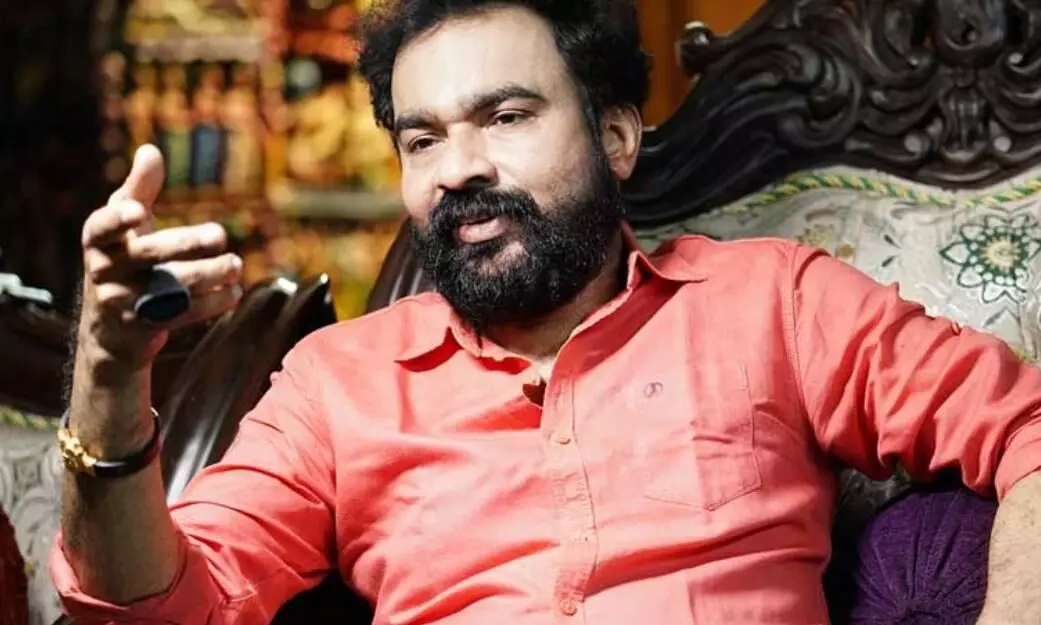 പുരാവസ്തു തട്ടിപ്പുകേസിലെ മുഖ്യപ്രതി മോന്സണ് മാവുങ്കലിന്റെ വീട്ടില് മോഷണം പുരാവസ്തു തട്ടിപ്പുകേസിലെ മുഖ്യപ്രതി മോന്സണ് മാവുങ്കലിന്റെ വീട്ടില് മോഷണം