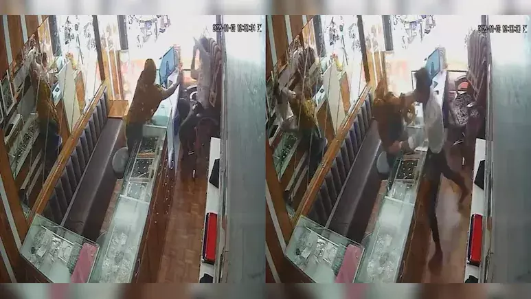 മുളക്പൊടി വിതറി മോഷണ ശ്രമം; യുവതിയെ കൈയോടെ പിടിച്ച് ഉടമ സ്പോട്ടില് അടിച്ചത് 20 തവണ(വീഡിയോ) മുളക്പൊടി വിതറി മോഷണ ശ്രമം; യുവതിയെ കൈയോടെ പിടിച്ച് ഉടമ സ്പോട്ടില് അടിച്ചത് 20 തവണ(വീഡിയോ)