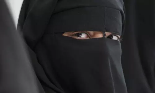 ബുര്ഖ ധരിച്ച് അകത്ത് കയറാന് പറ്റില്ല; മുസ് ലിം സ്ത്രീക്ക് പ്രവേശനം നിഷേധിച്ച് ഡല്ഹിയിലെ സര്ക്കാര് ആശുപത്രി ബുര്ഖ ധരിച്ച് അകത്ത് കയറാന് പറ്റില്ല; മുസ് ലിം സ്ത്രീക്ക് പ്രവേശനം നിഷേധിച്ച് ഡല്ഹിയിലെ സര്ക്കാര് ആശുപത്രി