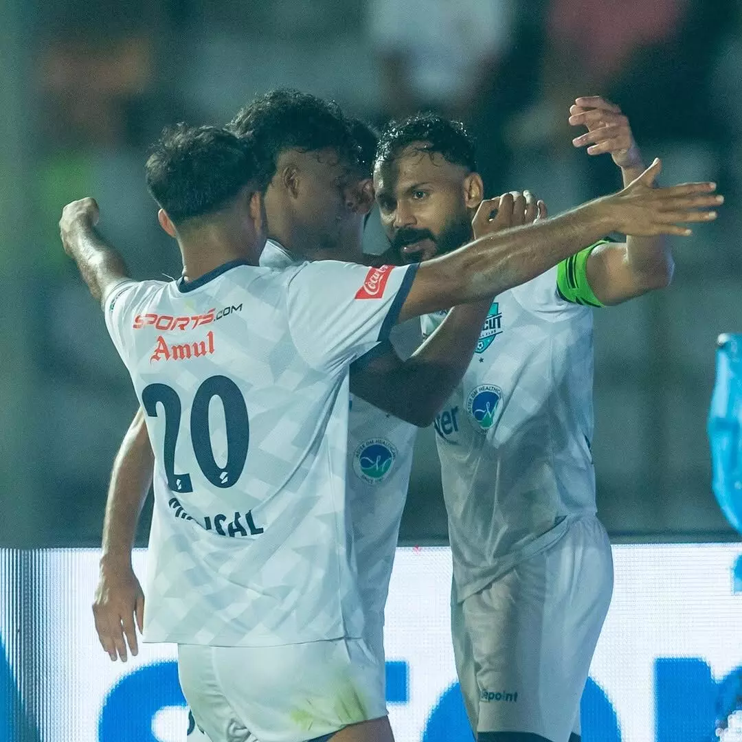 സൂപ്പര് ലീഗ് കേരള; കൊച്ചിയില് ഗോള്മഴ, അജ്സലിന് ഹാട്രിക്ക്, ആറാം മല്സരത്തിലും ഫോഴ്സ കൊച്ചിക്ക് തോല്വി സൂപ്പര് ലീഗ് കേരള; കൊച്ചിയില് ഗോള്മഴ, അജ്സലിന് ഹാട്രിക്ക്, ആറാം മല്സരത്തിലും ഫോഴ്സ കൊച്ചിക്ക് തോല്വി