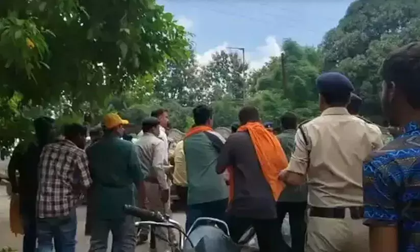 ഛത്തീസ്ഗഡില് മത പരിവര്ത്തനം ആരോപിച്ച് വീണ്ടും സംഘര്ഷം; ഹിന്ദുത്വ പ്രവര്ത്തകര് പുരോഹിതന്റെ മുഖത്തടിച്ചു, ക്രൂരമര്ദനം ഛത്തീസ്ഗഡില് മത പരിവര്ത്തനം ആരോപിച്ച് വീണ്ടും സംഘര്ഷം; ഹിന്ദുത്വ പ്രവര്ത്തകര് പുരോഹിതന്റെ മുഖത്തടിച്ചു, ക്രൂരമര്ദനം