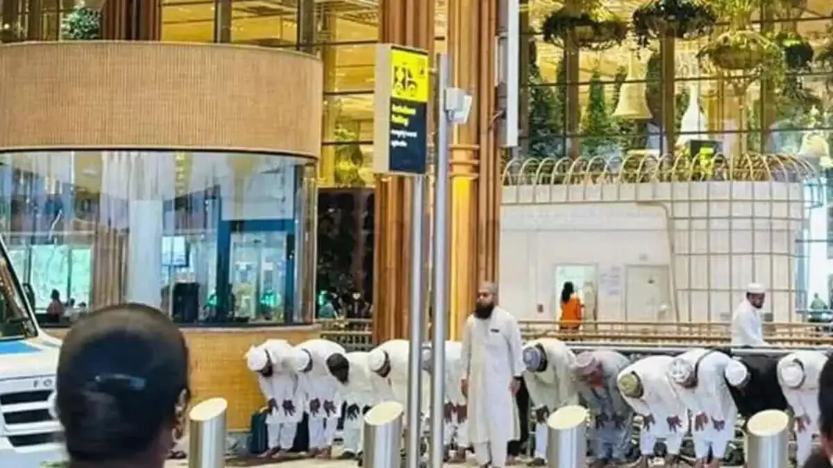 വൈറലായി കെംപഗൗഡ അന്താരാഷ്ട്ര വിമാനത്താവളത്തില് ആളുകള് നമസ്കരിക്കുന്ന വിഡിയോ; പ്രതിഷേധവുമായി ബിജെപി(വിഡിയോ) വൈറലായി കെംപഗൗഡ അന്താരാഷ്ട്ര വിമാനത്താവളത്തില് ആളുകള് നമസ്കരിക്കുന്ന വിഡിയോ; പ്രതിഷേധവുമായി ബിജെപി(വിഡിയോ)