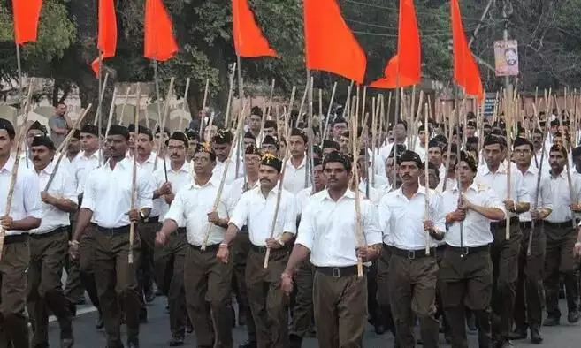 ആര്എസ്എസ് റൂട്ട് മാര്ച്ചില് പങ്കെടുത്ത എക്സൈസ് ജീവനക്കാരന് സസ്പെന്ഷന് ആര്എസ്എസ് റൂട്ട് മാര്ച്ചില് പങ്കെടുത്ത എക്സൈസ് ജീവനക്കാരന് സസ്പെന്ഷന്