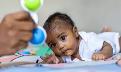 നവജാതശിശുക്കളെ ചുംബിക്കുന്നത് ആര്‍എസ് വി അണുബാധക്കിടയാക്കും, പഠനം